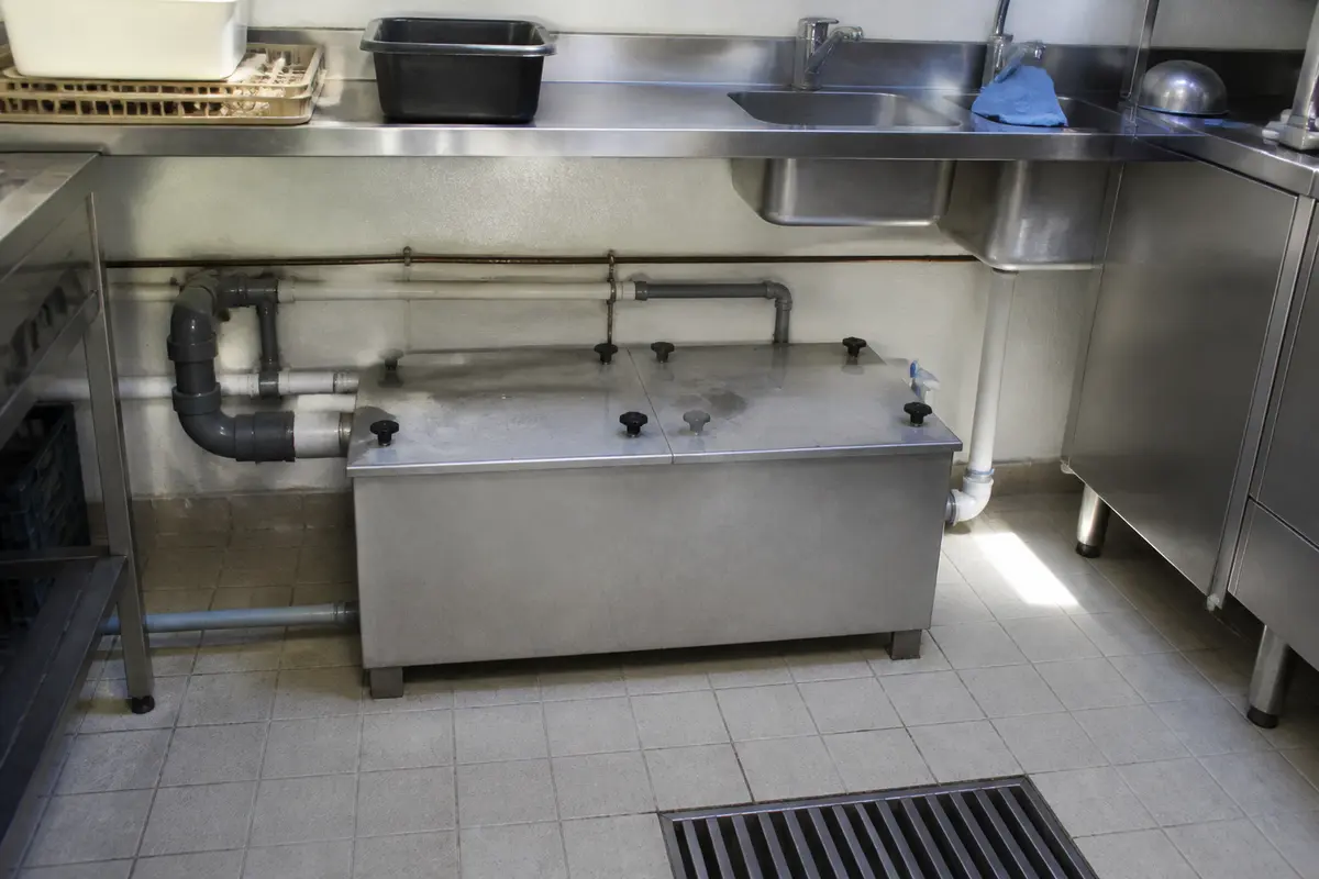 Bac à graisse dans une cuisine de restaurant conforme à la réglementation en vigueur