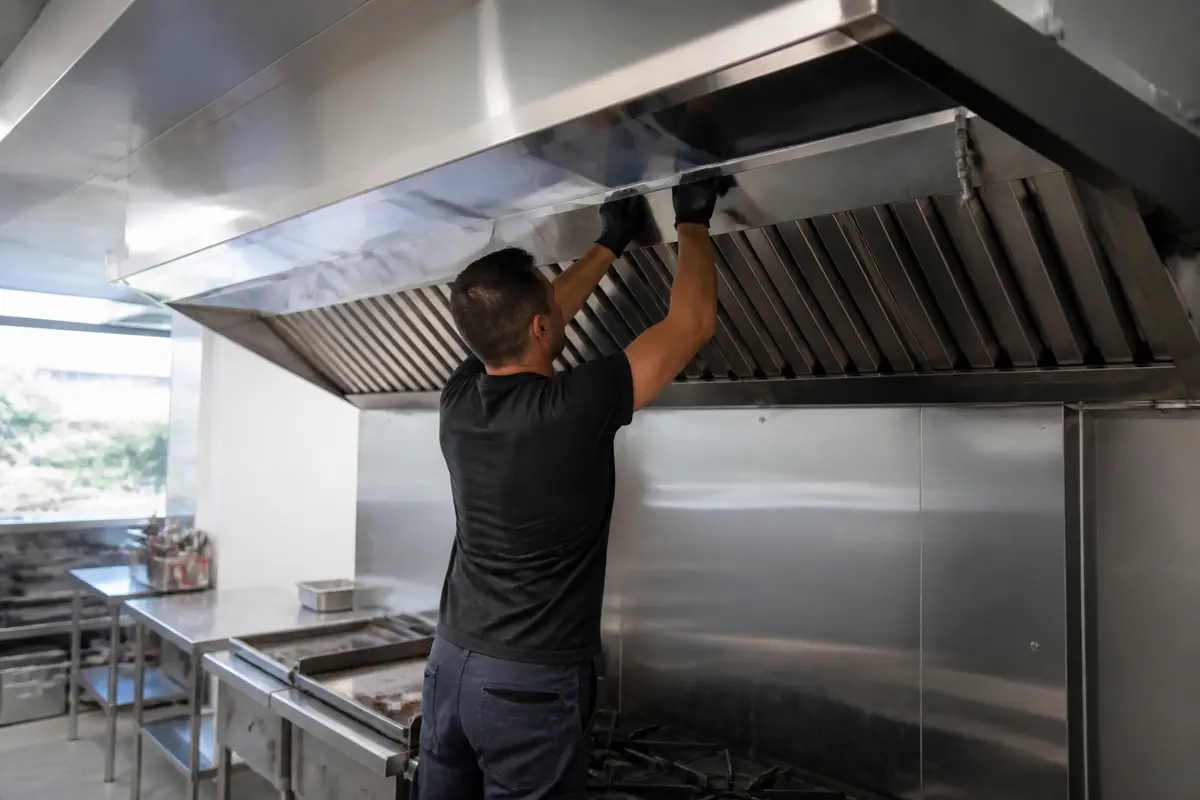 Installation hotte commerciale : guide pratique et normes à suivre